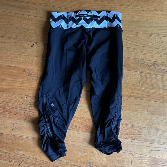 Lulu lemon size small short leggings - Picture 2 of 4